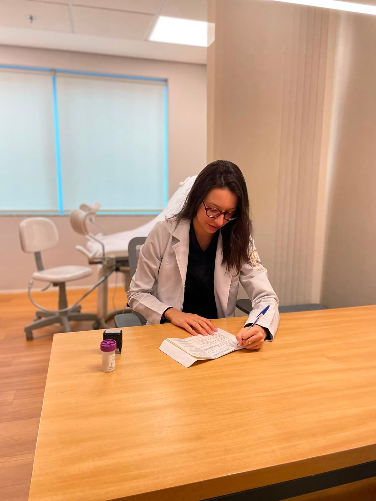 Dra. Carolina Magalhães em consulta presencial no consultório do Tatuapé